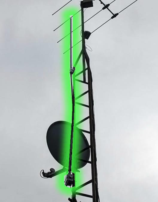 The antenna and mast at Oak Roof, with the mesh antenna highlighted in green